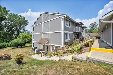 255 Portage Lakes Drive unit: E, Akron, OH 44319