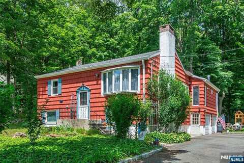 34 Ricker Road, Kinnelon, NJ 07405