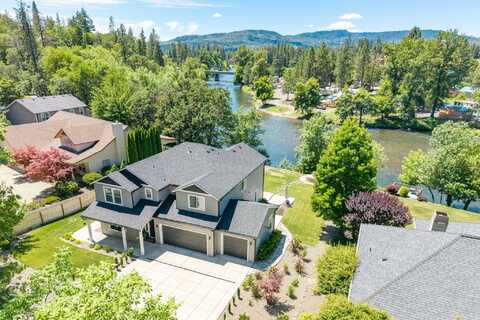 1090 Anglers Place, Shady Cove, OR 97539