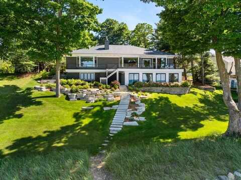 14605 Park, Charlevoix, MI 49720