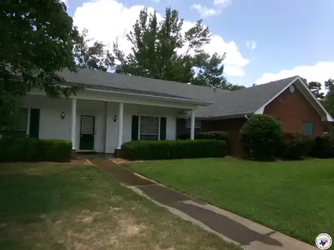 202 Trailwood Dr, Wake Village, TX 75501