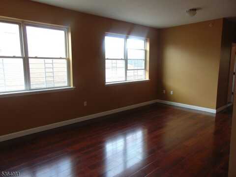 25 Cottage St, Newark, NJ 07102