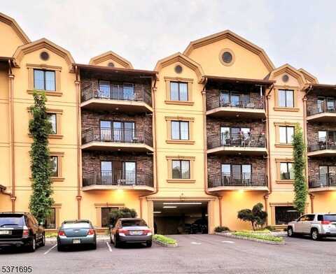 10 Lower Notch Rd, Woodland Park, NJ 07424