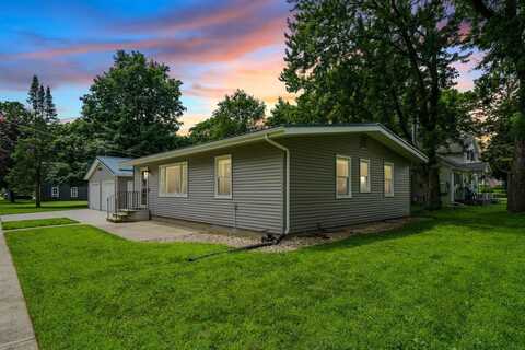 403 7th Ave SE, Independence, IA 50644
