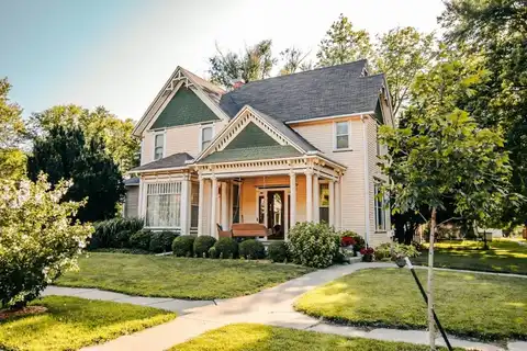 305 S 8th St, Sabetha, KS 66534