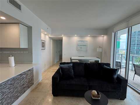 1300 Brickell Bay Dr, Miami, FL 33131