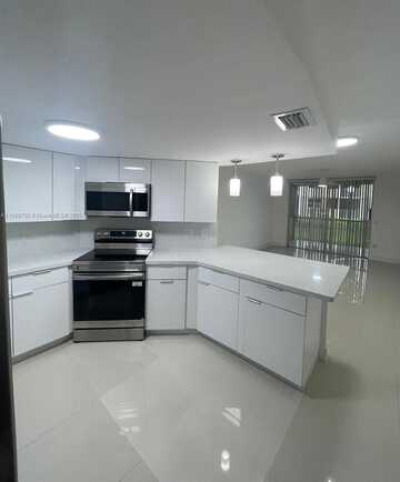 8225 Lake Dr, Doral, FL 33166
