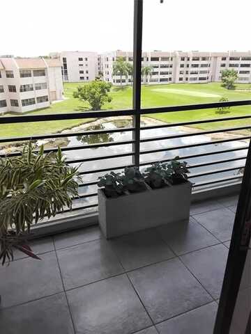 10433 Sunrise Lakes Blvd, Sunrise, FL 33322