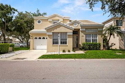 9384 NW 8th Cir, Plantation, FL 33324