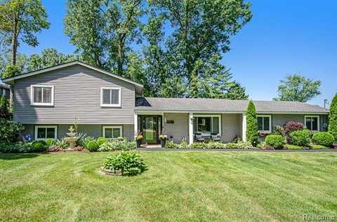 890 BEACHWAY Drive, White Lake, MI 48383