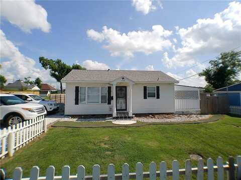 918 Maple ST, Rogers, AR 72756