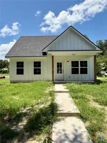 506 N Crockett Avenue, Cameron, TX 76520
