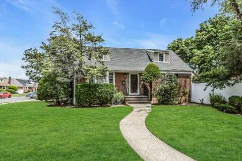 59 Molyneaux Road, Valley Stream, NY 11580