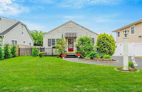 24 Lowerre Street, Babylon, NY 11702