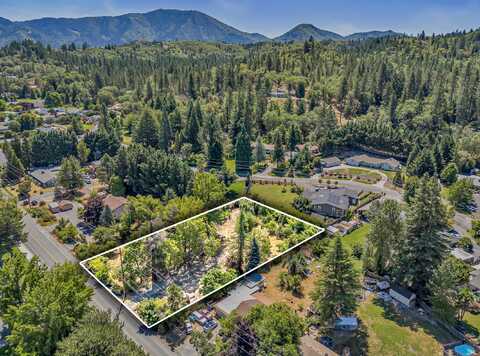 681 W Harbeck Road, Grants Pass, OR 97527