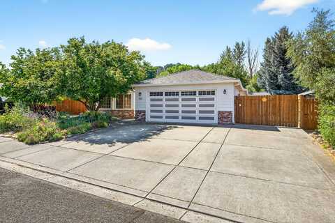 110 Freshwater Drive, Phoenix, OR 97535