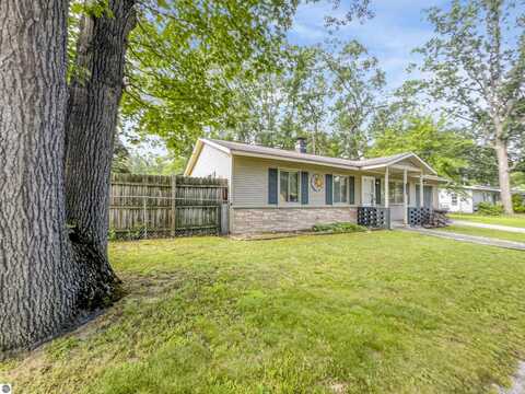 892 Oakdale Drive, Traverse City, MI 49686