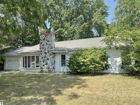 425 Orchard Avenue, Clare, MI 48617
