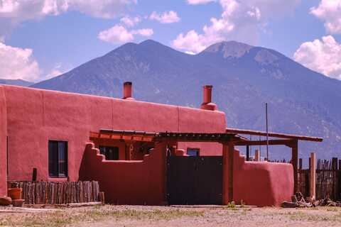 33 Garcia Ln, Taos, NM 87529