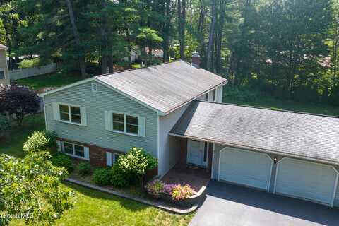 9 Rolling Hills Dr, Wilton, NY 12831