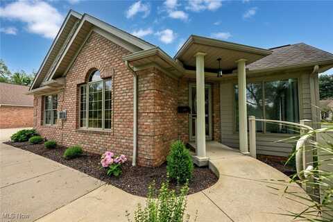 1137 Saint Abigail Street SW, Hartville, OH 44632