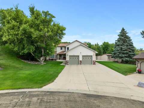 609 Bavaria Dr, Minot, ND 58703