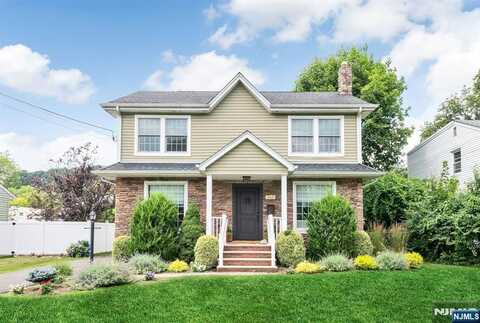562 Barnett Place, Ridgewood, NJ 07450