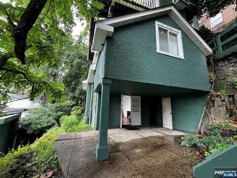 7 Old Wood Road, Edgewater, NJ 07020