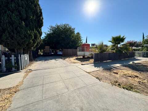 912 B Street S, Madera, CA 93638