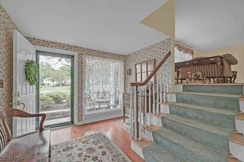 8 Manor Rd, Livingston, NJ 07039