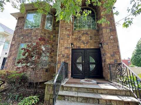 48 MacFarland, staten island, NY 10305