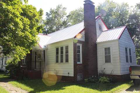 303 N INDIANA Avenue, Salem, IL 62881