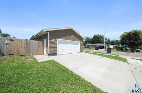 3305 E 13th St, Sioux Falls, SD 57103