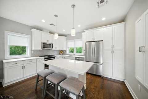 5 Stonybrook Cir, Fairfield, NJ 07004