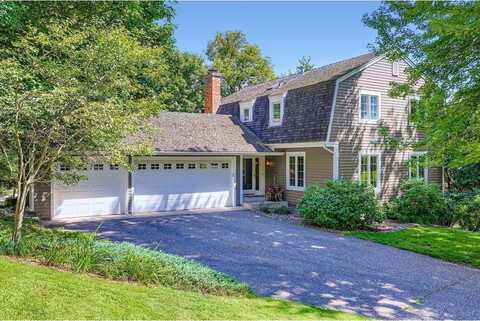 3900 Hillcrest Way, Deephaven, MN 55391
