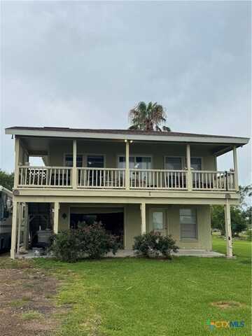 303 E Bay Avenue, Seadrift, TX 77983