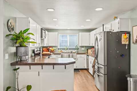 640 N Heights Drive, Eagle Point, OR 97524