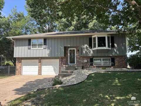 2305 Terry Way, Manhattan, KS 66502