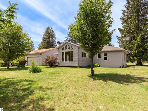 3703 S Carmean Road, Thompsonville, MI 49683