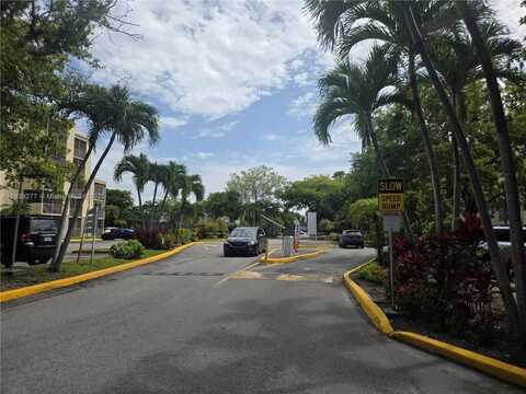 8290 NW LAKE DR, Doral, FL 33166
