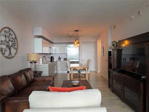 1300 Brickell Bay Dr, Miami, FL 33131