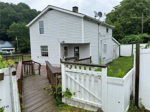 402 N 10th St, Apollo, PA 15613
