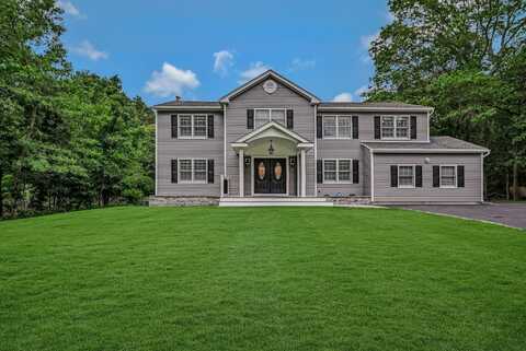 7 Golf Club Circle, Manorville, NY 11949
