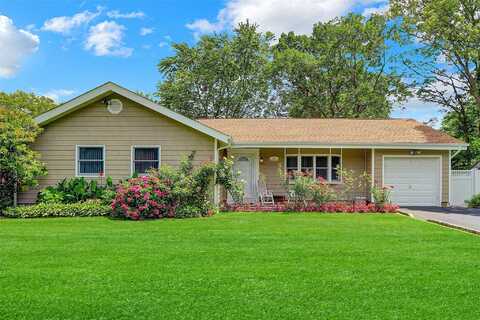 17 Tupper Avenue, Medford, NY 11763