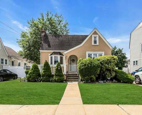 179 Commonwealth Avenue, Merrick, NY 11566