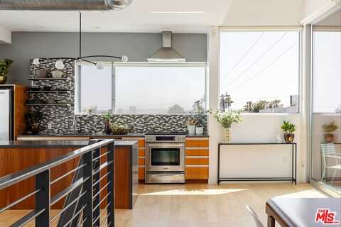 1137 Hacienda Pl, West Hollywood, CA 90069