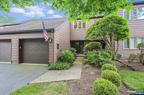 17 Grist Mill Run, Mahwah, NJ 07430