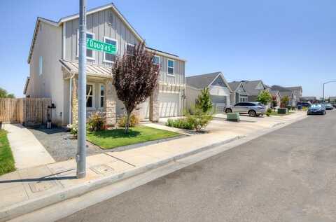 3448 Douglas Avenue N, Fresno, CA 93727