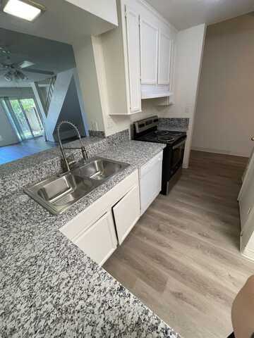 7166 Fruit Avenue N, Fresno, CA 93711