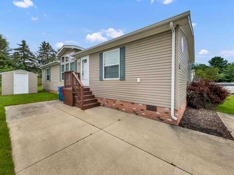 9750 Kenyon Ave, Fenton, MI 48430